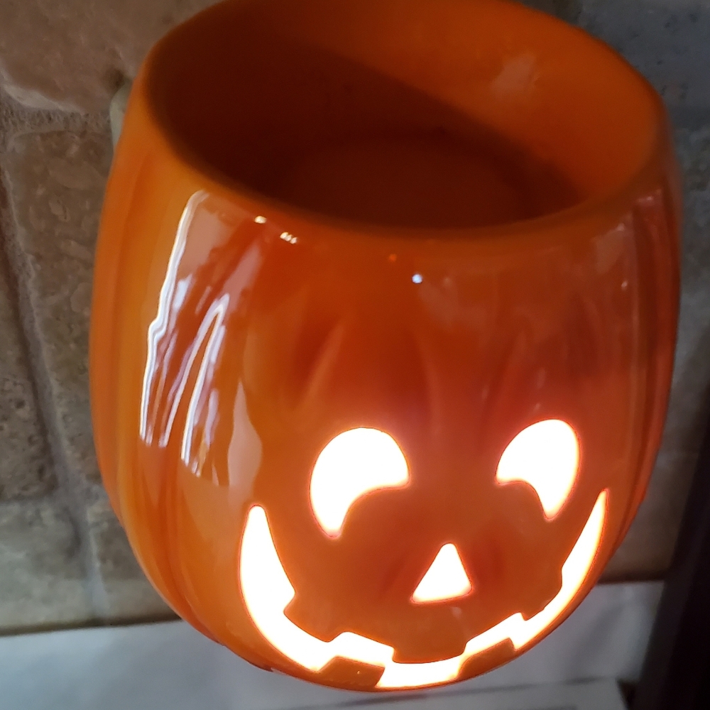 Cut it Out Scentsy Plugin Mini Warmer Pumpkin - Picture 10 of 14